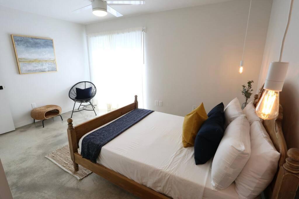 Concrete Suite 5 Min Walk To Shands Uf ゲインズビル エクステリア 写真