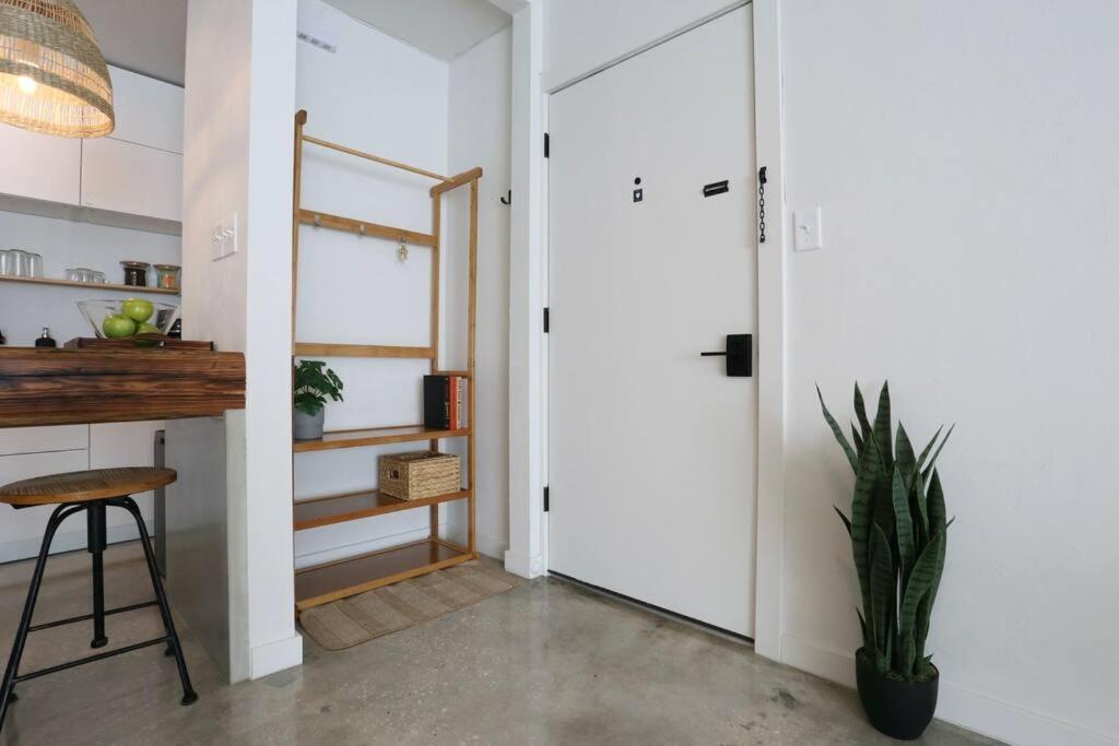 Concrete Suite 5 Min Walk To Shands Uf ゲインズビル エクステリア 写真