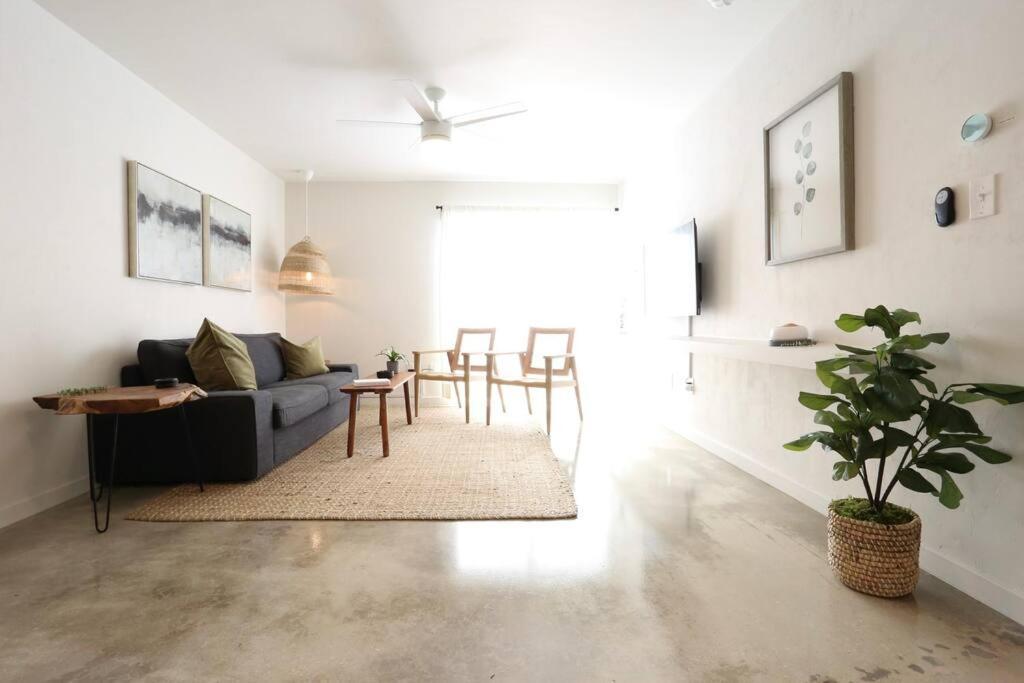 Concrete Suite 5 Min Walk To Shands Uf ゲインズビル エクステリア 写真